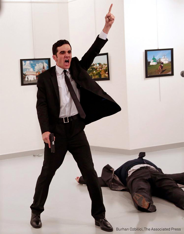 Il  fotografo di Associated Press Burhan Ozbilici, mostra il poliziotto fuori servizio Mevlut Mert Altintas durante i momenti dell'assassinio dell'ambasciatore russo in Turchia, Andrei Karlov - World Press Photo 2017