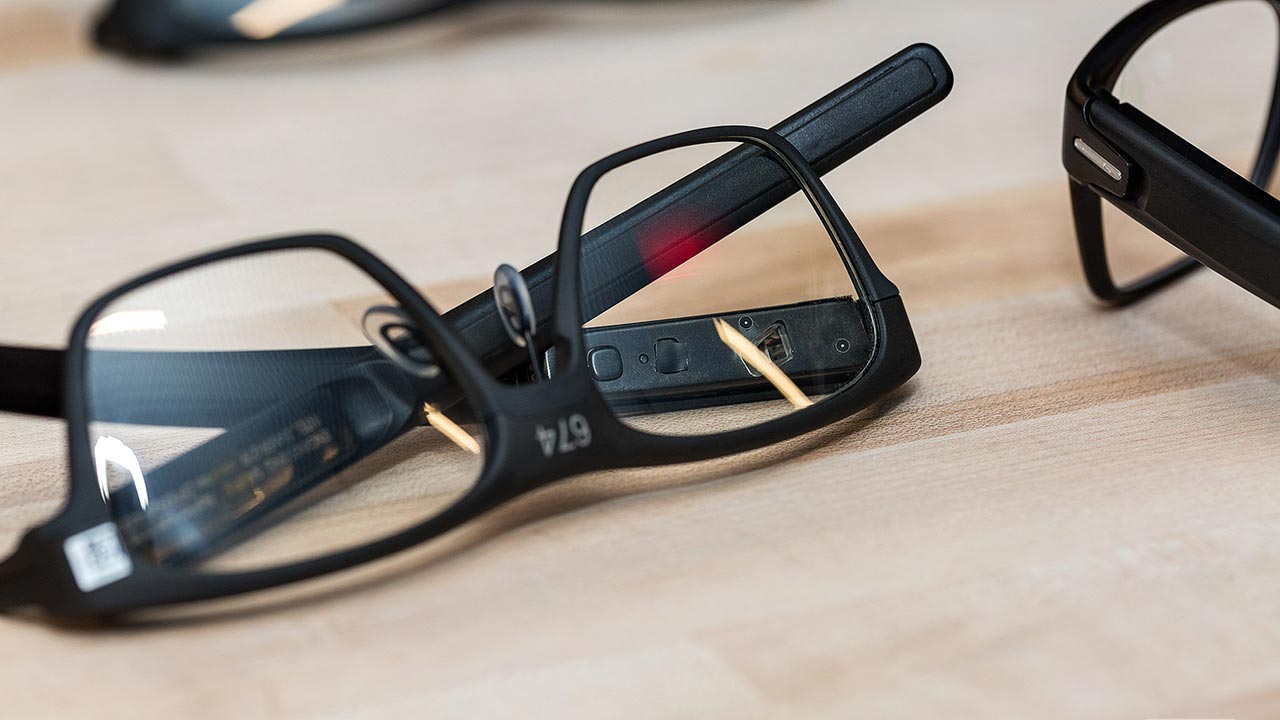 Intel abbandona il progetto degli smartglasses Vaunt e chiude la divisione New Devices Group