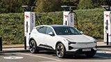 Svolta Polestar per la ricarica: Plug&Charge esteso e Supercharger Tesla integrati