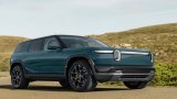 Cani a bordo sotto controllo su Rivian R2, ma la videocamera live richiede Connect+