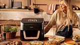 Super friggitrice ad aria da 10L a 70�: integra funzione di piastra, grill e affumicatore, con doppio vano