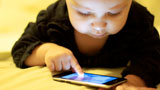Apple, bambino gioca con l’iPhone della madre e lo blocca per i prossimi 47 anni